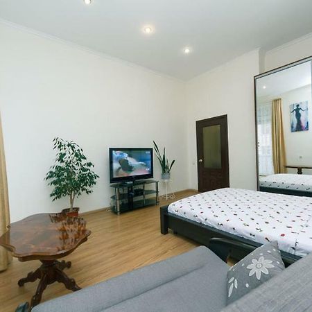Apartment On Saksahanskoho Street Kiev Bagian luar foto