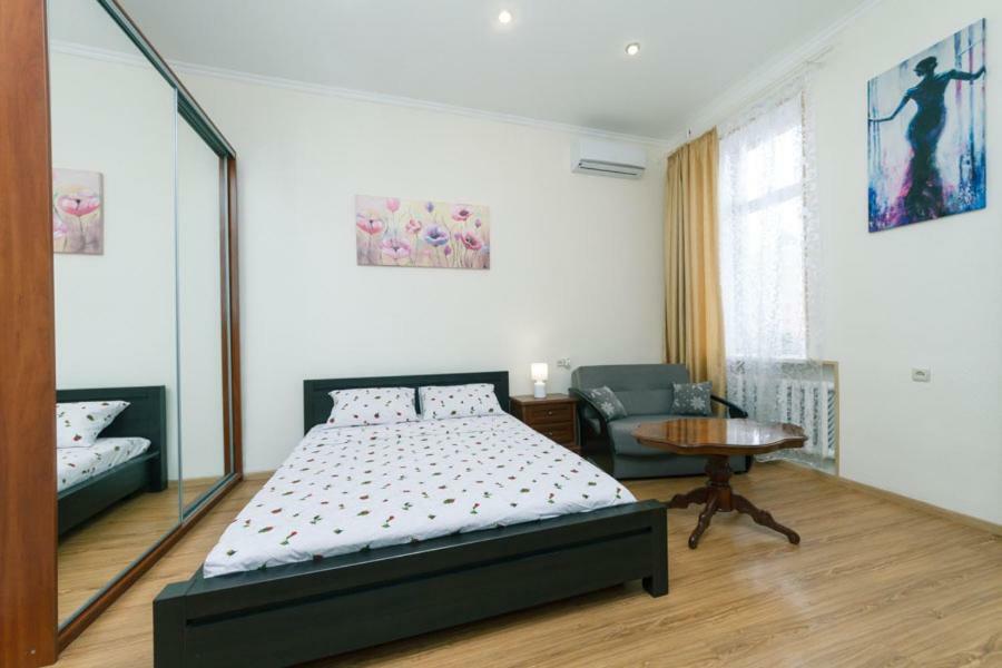 Apartment On Saksahanskoho Street Kiev Bagian luar foto